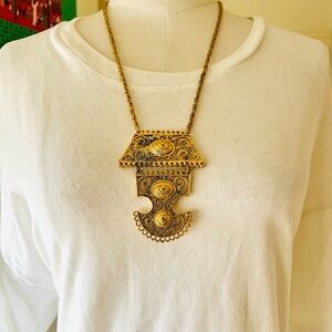 Vintage HMS Madeira Etruscan Pendent Necklace.